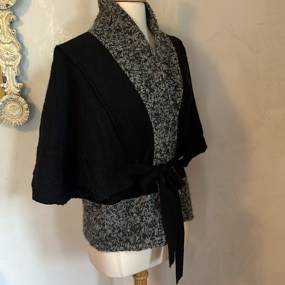 Peck & Peck Wool Black w/gray trim Kimono style snap buttons & Belt Size Medium - Picture 3 of 12